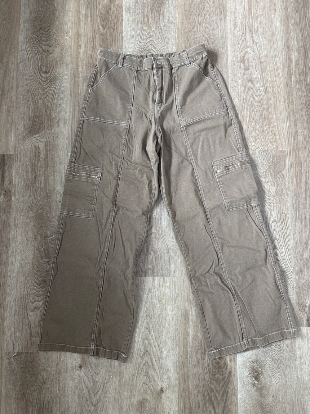 Women's Wide-Leg Cargo Pants in Taupe